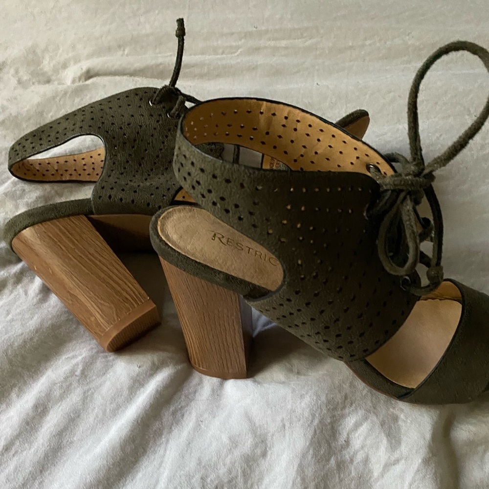 Peep toe pumps